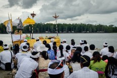 Balinese Hindus in Timika pray as part of the Melasti rituals. JP/Vembri Waluyas