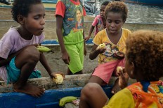 Kamoro children eat fruit from the offerings. JP/Vembri Waluyas