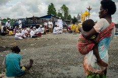 Balinese Hindus prepare to carry out Melasti rituals. JP/Vembri Waluyas