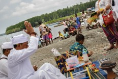 Kamoro people who are now living in the Pomako Harbor actually came from the coastal area of Mimika.  They fled their village due to a conflict among them triggered by village fund mismanagement. JP/Vembri Waluyas