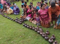 Water jugs, filled with rainwater, are lined up before the parade to the top of Merti village in Bunder-Jarakan. JP/Ganug Nugroho Adi

