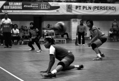 The Jakarta BNI Taplus players are tricked by Jakarta Elektrik PLN players in the first leg match in Malang, East Java, on Jan. 29. JP/Aman Rochman