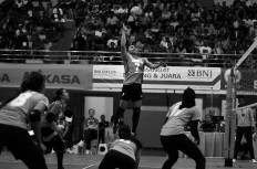 Aprilia Manganang of the Jakarta Elektrik PLN jumps to smash to Jakarta Pertamina Energi during the 2017 Pro Liga first leg on Jan. 29. JP/Aman Rochman