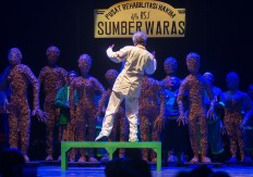 Veteran actor Susilo Nugroho performing as Dr. Menawi Diparani in the play Hakim Sarmin  Taman Budaya, Yogyakarta, on March 29. JP/Tarko Sudiarno