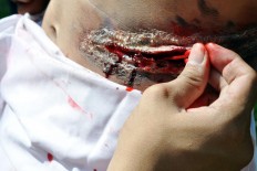  A prosthetic of a wound is applied onto an actor’s stomach for a re-enactment of the crucifixion of Jesus on Good Friday at Yohanes Rasul church, Wonogiri, Central Java on Friday April 14. . JP/Magnus Hendratmo
