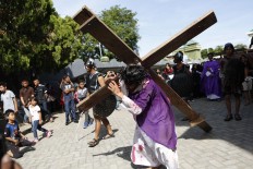 Performers from Hati Bunda Kudus church in Banda Aceh re-enact the crucifixion of Jesus Christ for Good Friday. Although the Aceh province imposes sharia law, the Easter celebration ran peacefully. JP/ Hotli Simanjuntak