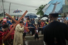 Despite the heavy rain, worshippers from Cathedral Tiga Raja in Timika, Papua, continue their re-enactment of Jesus’s Procession to Calvary on Good Friday. JP/Vembri Waluyas