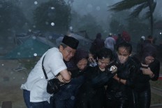Hurry up: Mencari Tempat Berteduh (Finding Shelters) by Bambang Ekoros Purnama