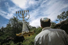 Under the sky: Bingkai Kebhinekaan, Yahudi di Indonesia (Picture of Unity in Diversity, Jews in Indonesia) by Adhi Wicaksono