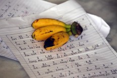 Bananas are available for snacks while participants wait for their turn during the macapat contest at the Pakualaman palace, Yogyakarta. JP/Aditya Sagita
