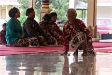 Mbah [grandma] Giyem duckwalks as a gesture of respect to the royals. Despite her advanced age, she still participates in the macapat competition. JP/Aditya Sagita