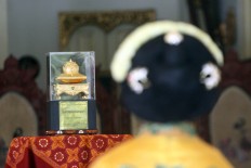 The trophy from the royal court for the women’s category is displayed on a table. JP/Aditya Sagita