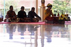 A participant makes a gesture of respect before performing at the Pakualaman royal court, Yogyakarta. JP/Aditya Sagita