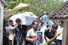 Mourners carry Mbah Jo Gotho's coffin to the cemetery. JP/Magnus Hendratmo