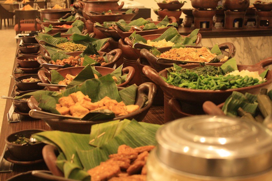 The Harmony Restaurant, an establishment in Hotel Santika Premiere Slipi held the Indonesian culinary event “Selera Nusantara” on April 28, celebrating the rich variety of Indonesian traditional dishes.