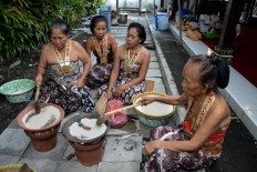 Royal servants dry fry rice to make apem (traditional pancake) at the Yogyakarta palace on July 6, 2013. JP/Tarko Sudiarno