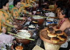 Royal servants and members of the royal family make apem during the Ngapem ceremony in Keputren (Lady’s Court) at the Yogyakarta palace on July 6, 2013. JP/Tarko Sudiarno