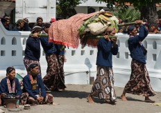 Royal servants carry offerings before praying at Yogyakarta palace. The offerings were thrown into the Indian Ocean at Parang Kusumo Beach on May 8, 2016. JP/Tarko Sudiarno