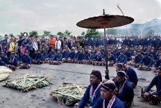 Hundreds of Yogyakarta Palace royal servants pray over offerings to be thrown into to the sea on April 27, 2017. JP/Tarko Sudiarno