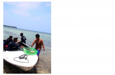 Workers board a small boat to transport the coral reefs. JP/Suherdjoko
