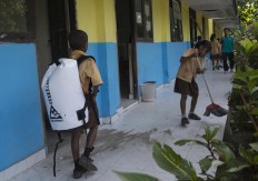 Finally: The children arrive at school and are ready to begin their studies. JP/ Tarko Sudiarno