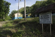 The promised land: The entrance of the Bidi Praing elementary school is what the children hope to see after their long journey. JP/ Tarko Sudiarno