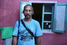 Samsudin, a 45-year-old storyteller, poses before performing at the Hidayatullah madrassa in Paranggo, Wajak, Malang, East Java, on April 4. JP/Aman Rochman