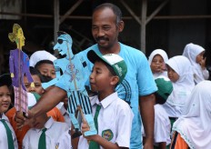 Samsudin guides a student in storytelling on April 4. JP/Aman Rochman