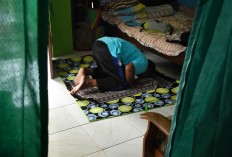 Samsudin prays at a volunteer’s house during his visit to Malang, East Java, on April 4. JP/Aman Rochman