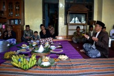 Senior citizens and others of Samiran village, in Selo district, Boyolali regency, Central Java, pray together prior to the ceremony. JP/ Stefanus Ajie