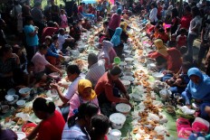 Dozens of residents of Pucung village, Banyumanik district, Semarang, bring various foods for the Nyadran ceremony. JP/Suherdjoko