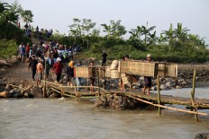 Trade route: Vendors travel across the emergency semi-permanent bridge to transport their goods and products. JP/ PJ Leo