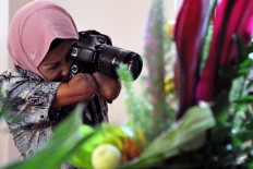 Rusidah captures a bouquet during a flower arrangement competition in Purworejo regency, Central Java, on Dec. 21, 2016. JP/Magnus Hendratmo