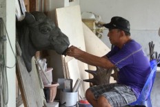 Gondo Triyono, the owner of Artista Creative, makes a sculpture mock-up from clay that will become a mold at Patuk, Gunungkidul, Yogyakarta, on Feb. 21. JP/Aditya Sagita