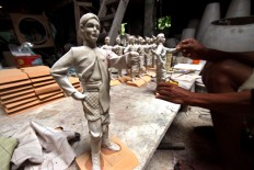 A man assembles a part of a Yogyakarta royal soldier sculpture at Patuk, Gunungkidul, Yogyakarta, on Feb. 21. JP/Aditya Sagita