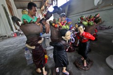 A man paints a fiber sculpture using a fine brush at Patuk, Gunung Kidul, Yogyakarta, on Feb. 21. JP/Aditya Sagita