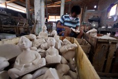 A man finishes Loro Blonyo (Javanese bride and groom) statues at Patuk, Gunungkidul, Yogyakarta, on  Feb. 21. JP/Aditya Sagita