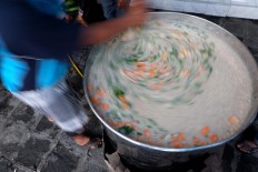 Fast, not furious: A man stirs the porridge. It takes three hours, from 12 p.m. to 3 p.m., to prepare and cook the free Samin porridge. JP/ Ganug Nugroho Adi