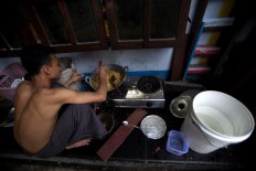 A student cooks instant noodles to break the fast. JP/Sigit Pamungkas