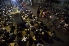 Hundreds of santri in Lirboyo Islamic boarding school, East Java, recite the Quran after tarawih (evening prayers) on the street. During Ramadhan, the number of students increases drastically. JP/Sigit Pamungkas