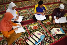 Blind worshipers learn to read the Quran in braille at An Nur Mosque in the Rehabilitation Center for the Blind in Janti, Malang, East Java. JP/Aman Rochman