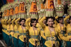 Balinese women walk while carrying offerings on their heads during the opening of the 39th Bali Art Festival at the Bajra Sandhi Monument in Denpasar. JP/Agung Parameswara