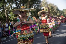 Young Balinese women parade in colorful costumes during the opening of the 39th Bali Art Festival at the Bajra Sandhi Monument in Denpasar. JP/Agung Parameswara