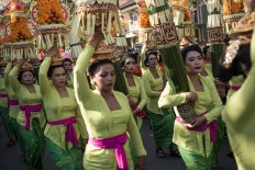 Balinese women carry gebongan (offerings) during the opening of the 39th Bali Art Festival at the Bajra Sandhi Monument in Denpasar. JP/Agung Parameswara