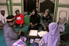 Students discuss religion with volunteers. During the Ramadhan fasting month, Al Fatah performs Quran recitals and holds discussions every Wednesday and Sunday. JP/Magnus Hendratmo
