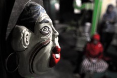 Shinta's doorbell for the Al Fatah Islamic school is in a mask form. JP/Magnus Hendratmo