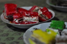 Cake donated by actress-cum-designer Saskia Adya Mecca, the wife of movie director Hanung Bramantyo, is served as a breaking-the-fast dish. JP/Magnus Hendratmo