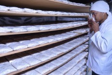 The fermentation process of tempeh needs special treatment every hour. JP/Tarko Sudiarno