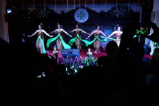 Show time: Women of various ages perform the Rantaya dance. JP/ Wienda Parwitasari