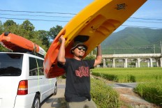 Rustono carries his canoe to the Biwako Lake near his house. JP/Tarko Sudiarno